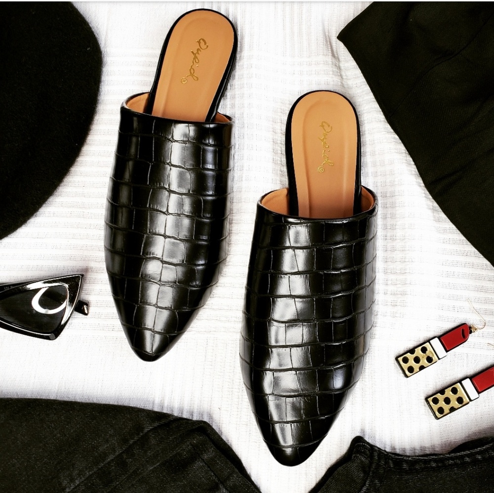 🆕️//The Marcy// black crocodile pattern mule flat - Picture 3 of 4